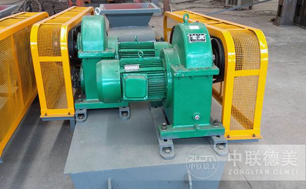 1.jpg 對輥破碎機(jī)